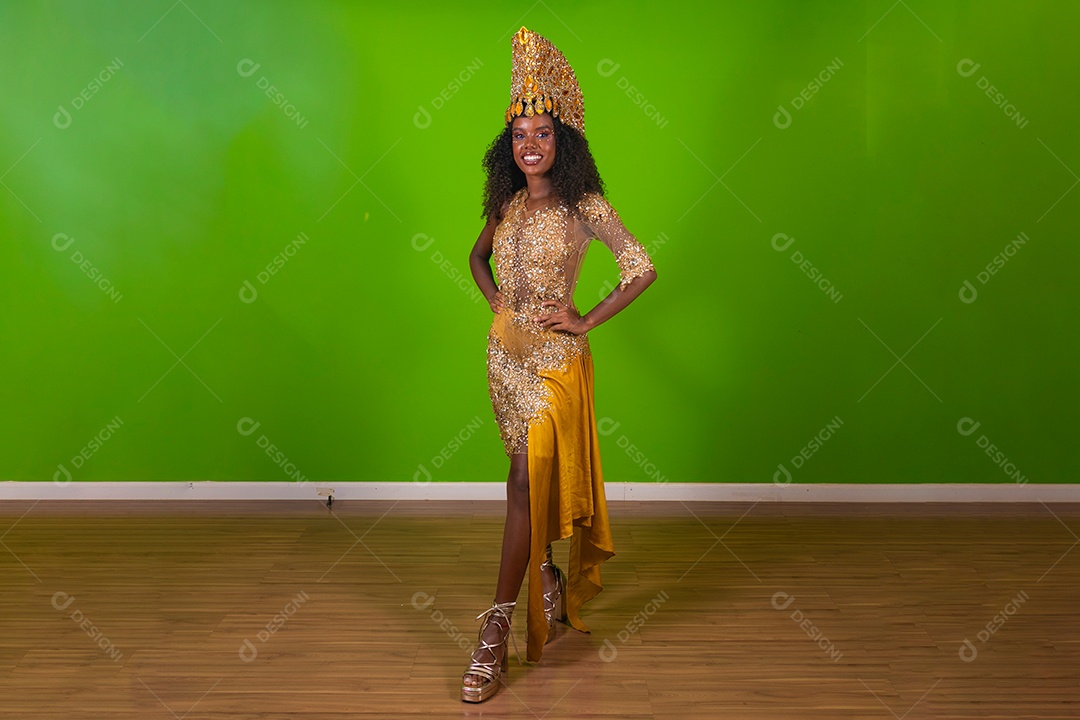 Linda morena fantasiada sorridente sobre fundo verde isolado