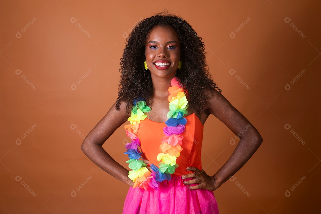 Linda morena fantasiada sorridente sobre fundo verde isolado