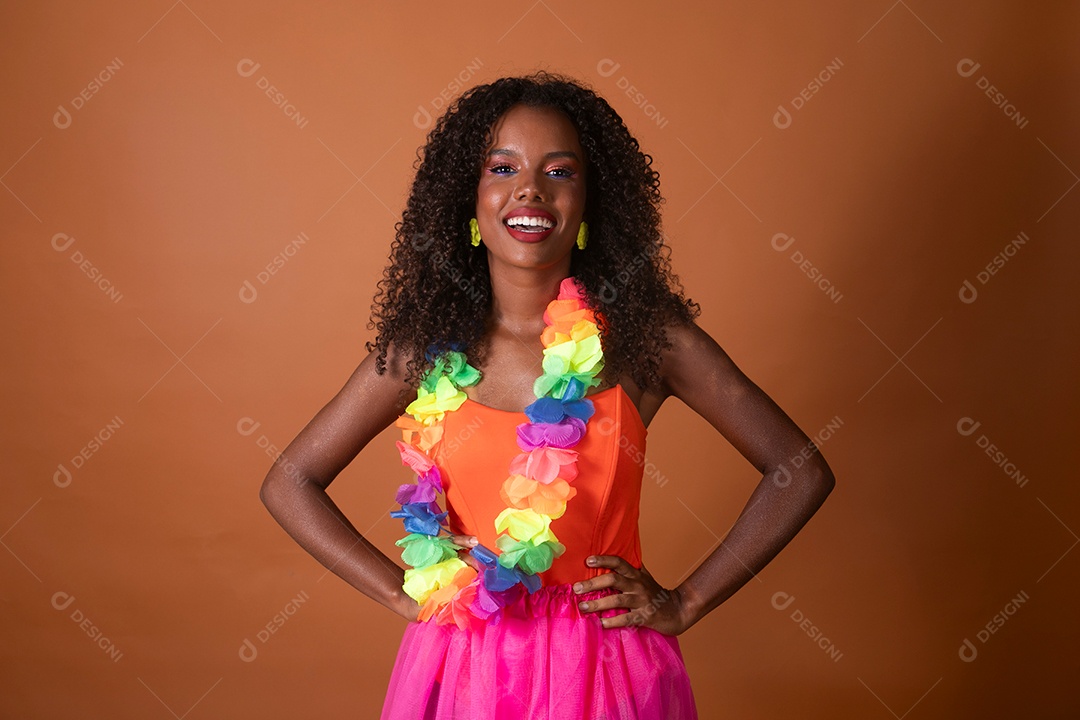 Linda morena fantasiada sorridente sobre fundo verde isolado