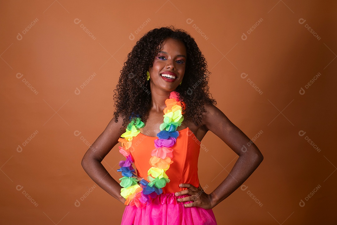 Linda morena fantasiada sorridente sobre fundo verde isolado