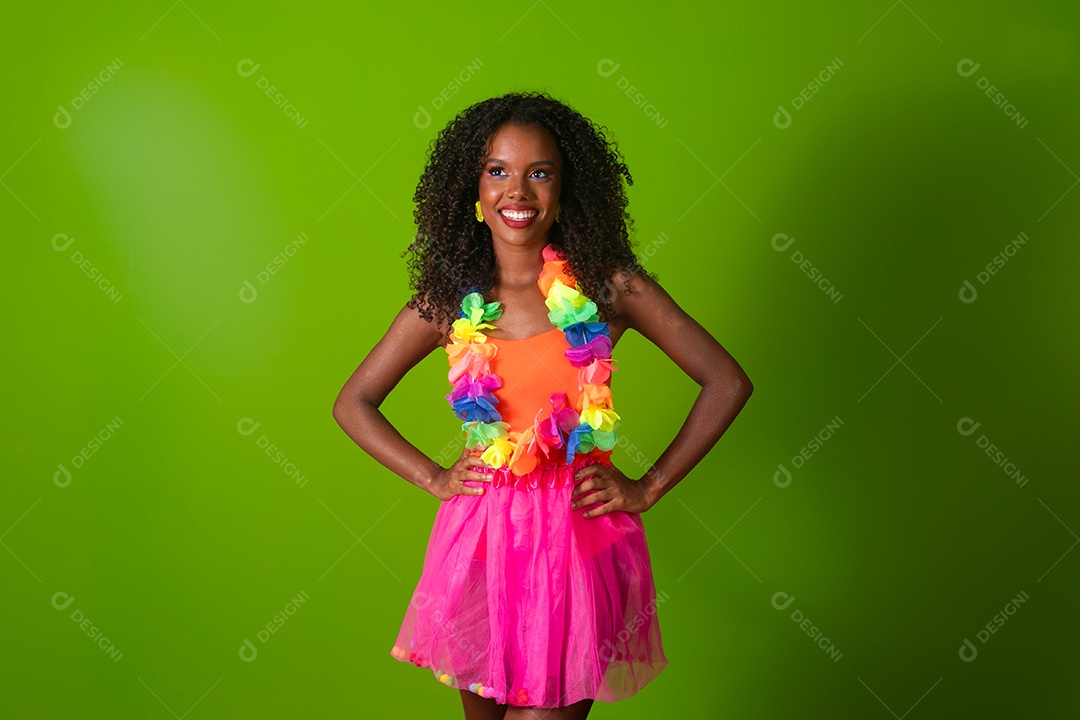 Linda morena fantasiada sorridente sobre fundo verde isolado