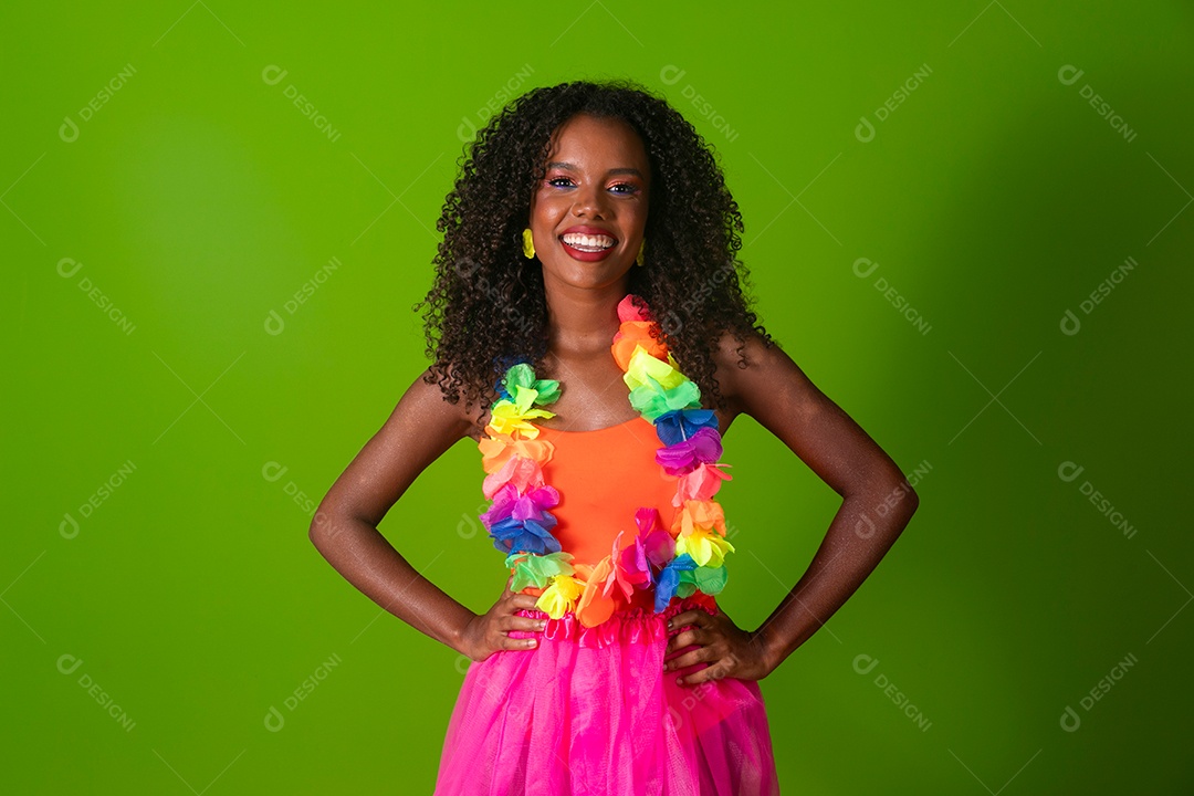 Linda morena fantasiada sorridente sobre fundo verde isolado