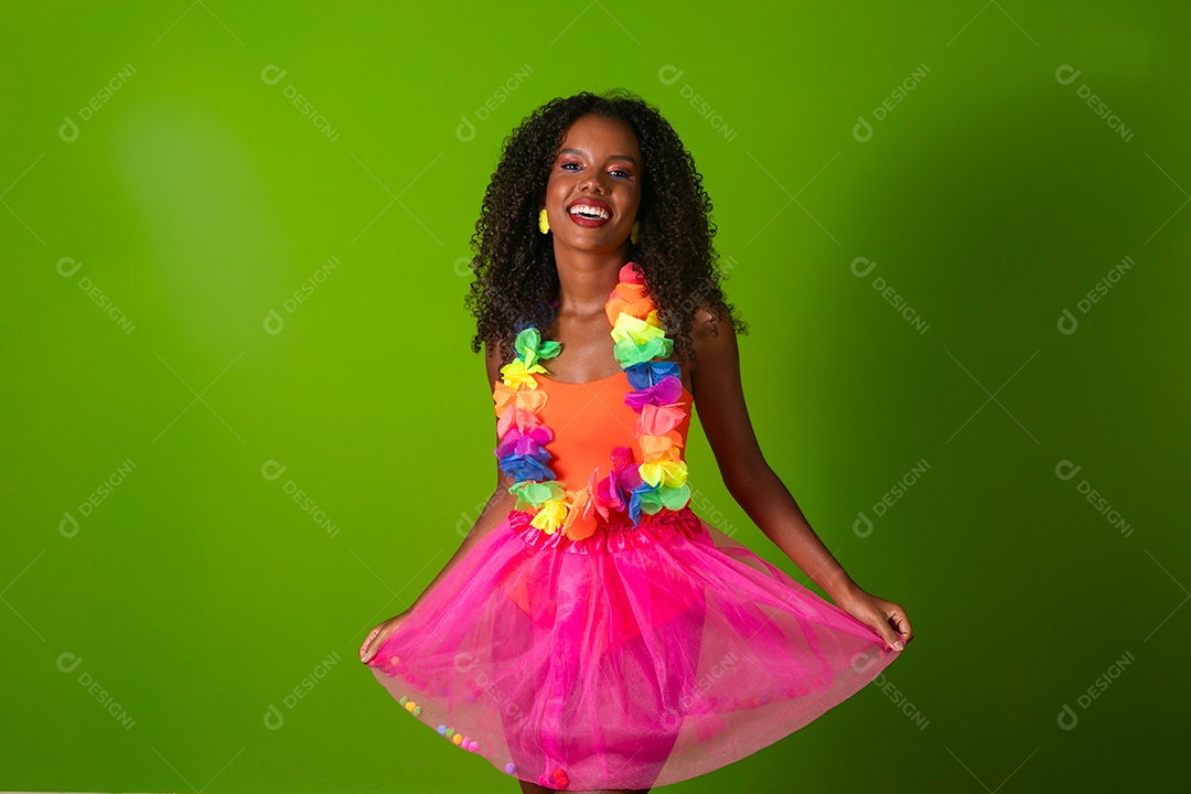 Linda morena fantasiada sorridente sobre fundo verde isolado