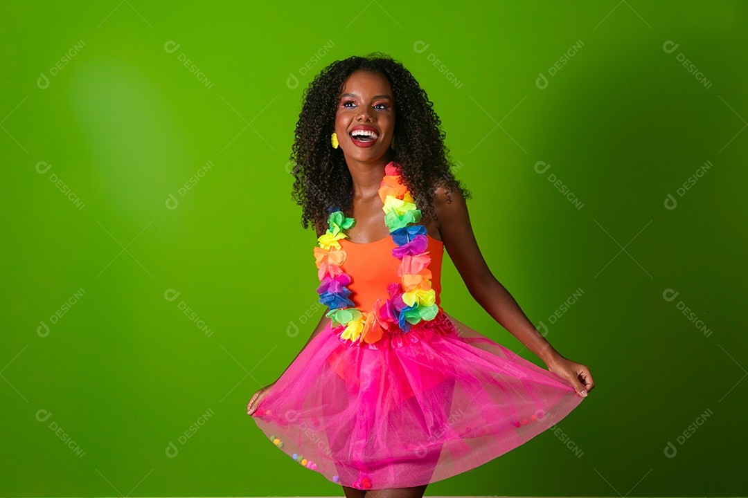 Linda morena fantasiada sorridente sobre fundo verde isolado