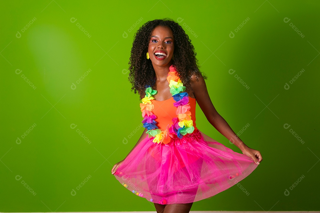 Linda morena fantasiada sorridente sobre fundo verde isolado