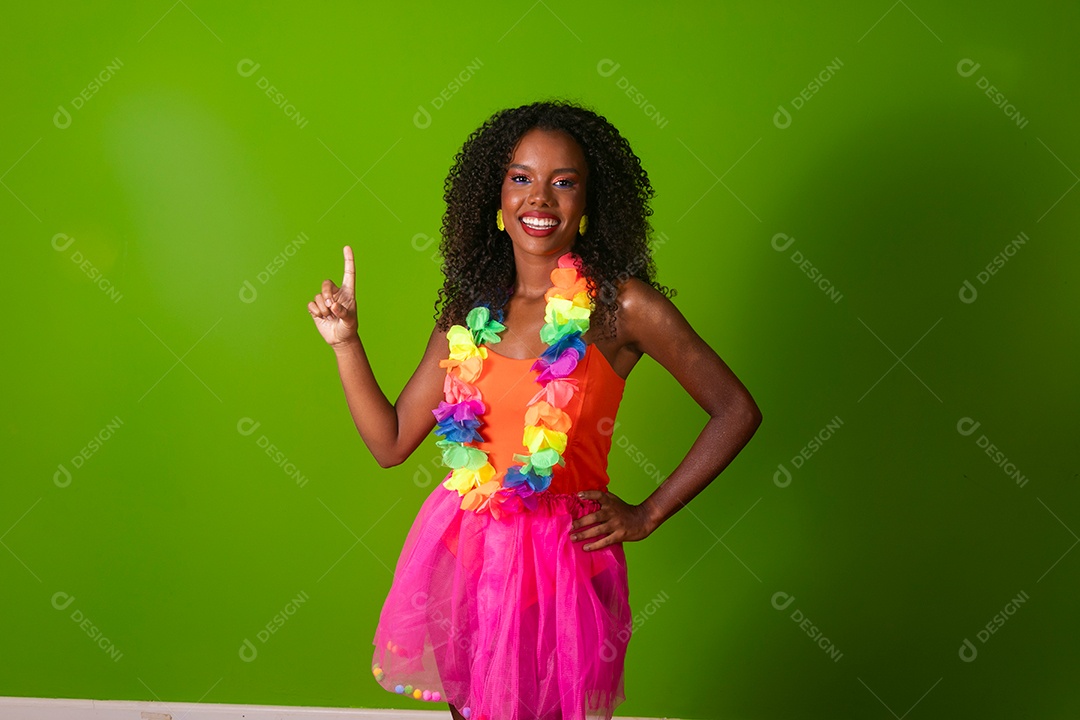 Linda morena fantasiada sorridente sobre fundo verde isolado