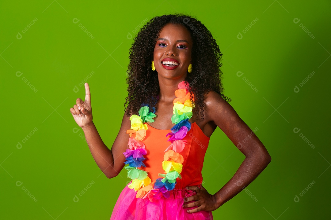 Linda morena fantasiada sorridente sobre fundo verde isolado