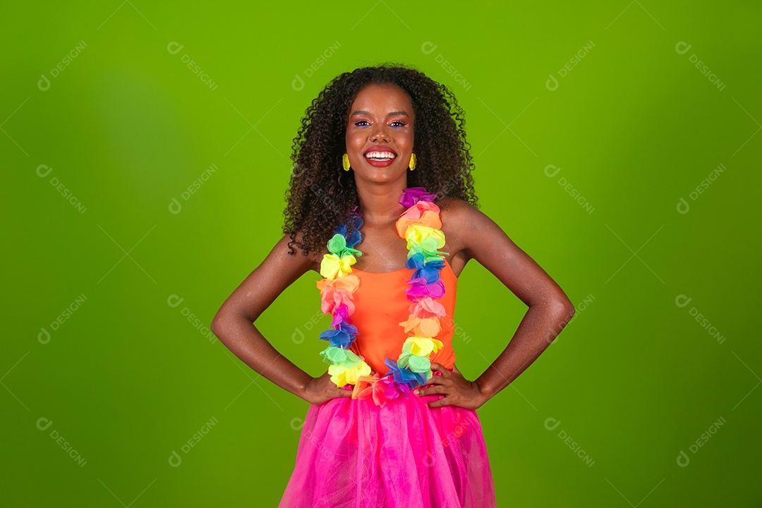 Linda morena fantasiada sorridente sobre fundo verde isolado