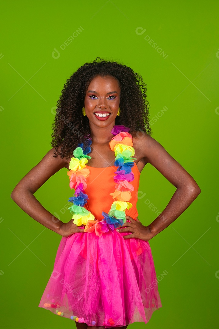 Linda morena fantasiada sorridente sobre fundo verde isolado