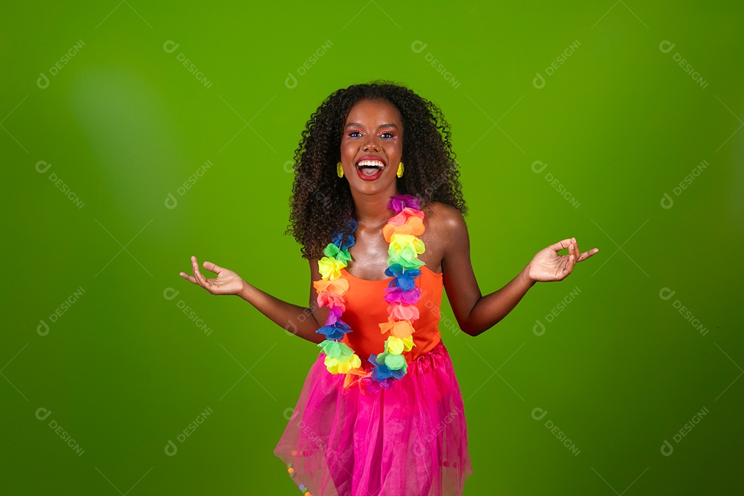 Linda morena fantasiada sorridente sobre fundo verde isolado