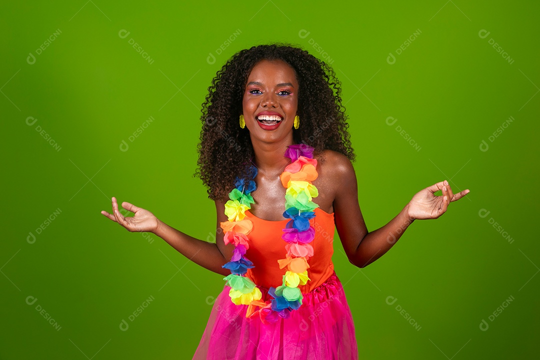 Linda morena fantasiada sorridente sobre fundo verde isolado