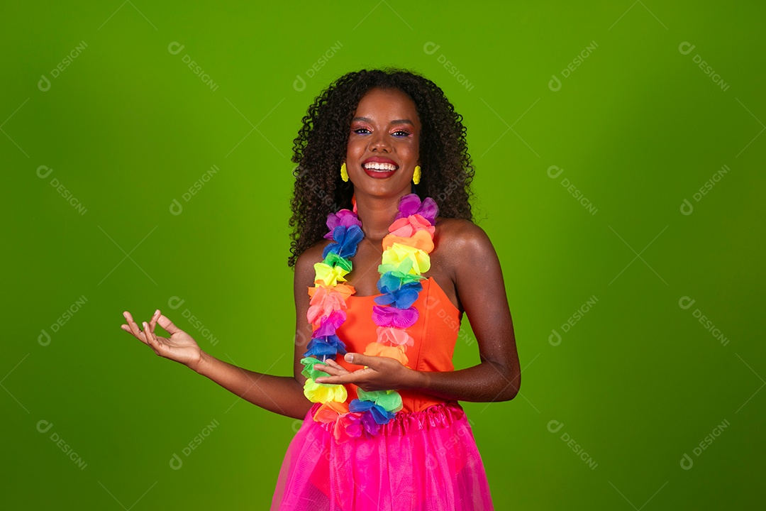 Linda morena fantasiada sorridente sobre fundo verde isolado