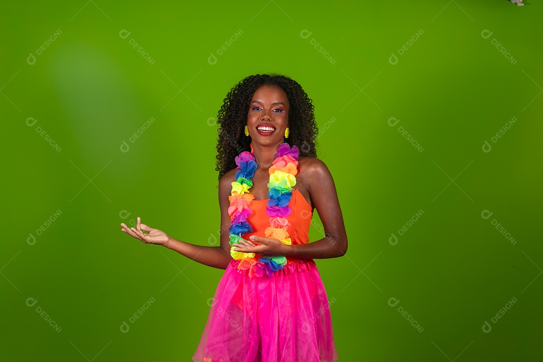 Linda morena fantasiada sorridente sobre fundo verde isolado