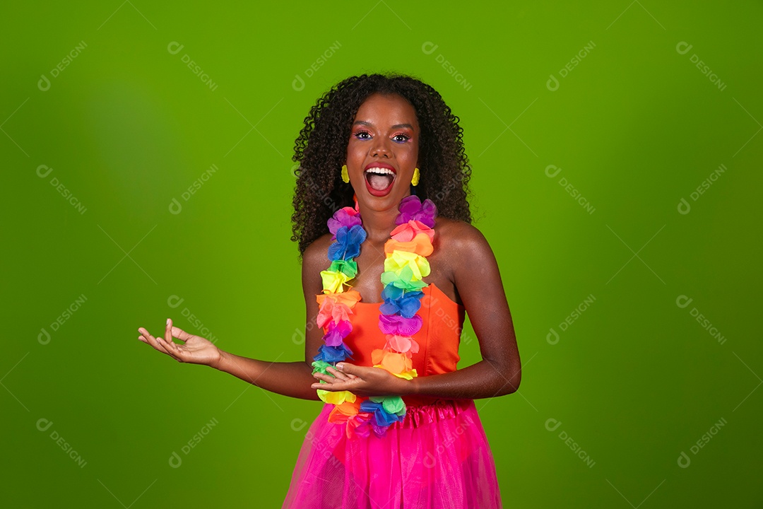 Linda morena fantasiada sorridente sobre fundo verde isolado