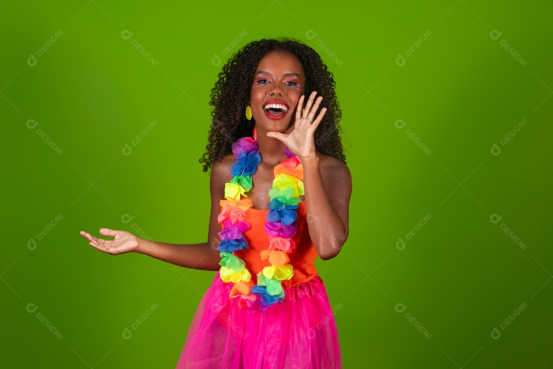 Linda morena fantasiada sorridente sobre fundo verde isolado