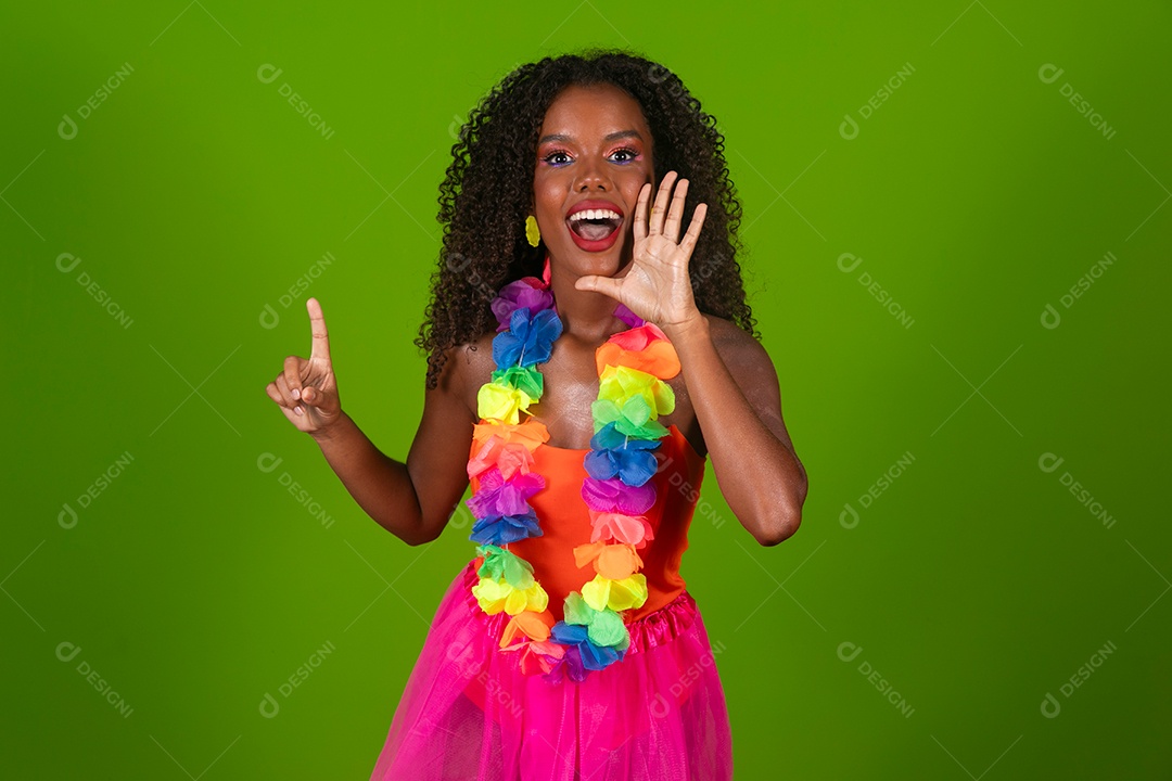 Linda morena fantasiada sorridente sobre fundo verde isolado