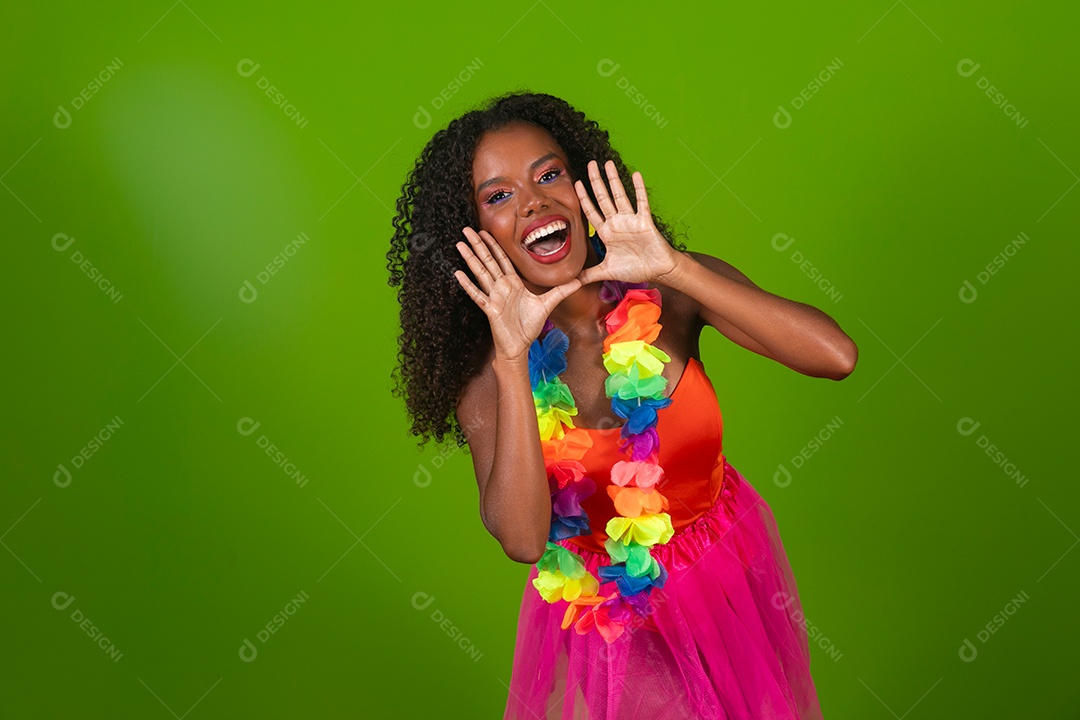 Linda morena fantasiada sorridente sobre fundo verde isolado