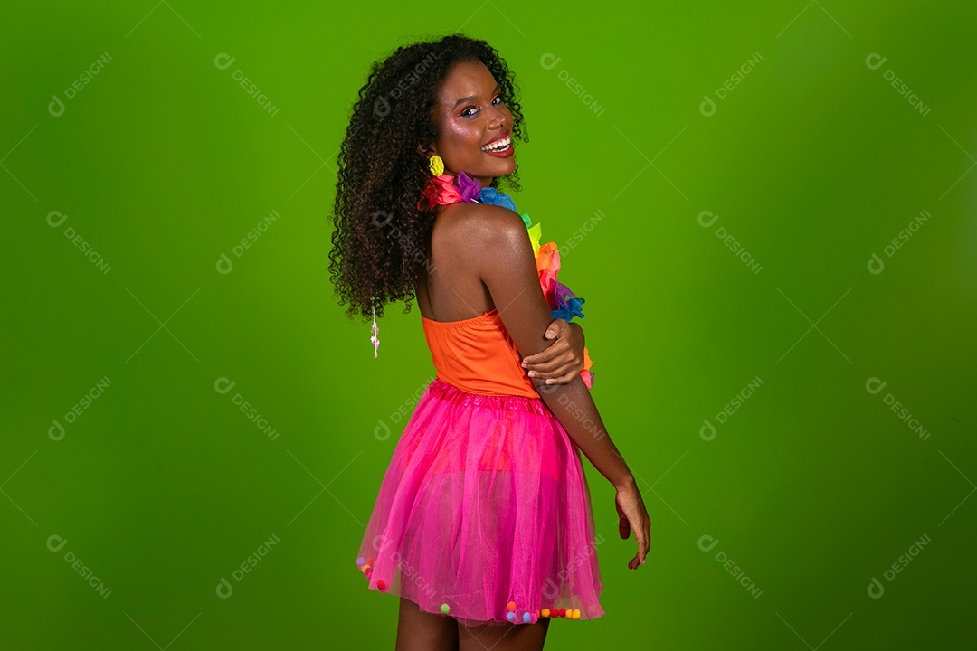 Linda morena fantasiada sorridente sobre fundo verde isolado