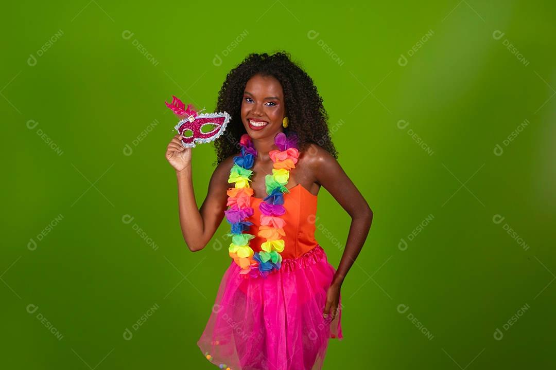 Linda morena fantasiada sorridente sobre fundo verde isolado