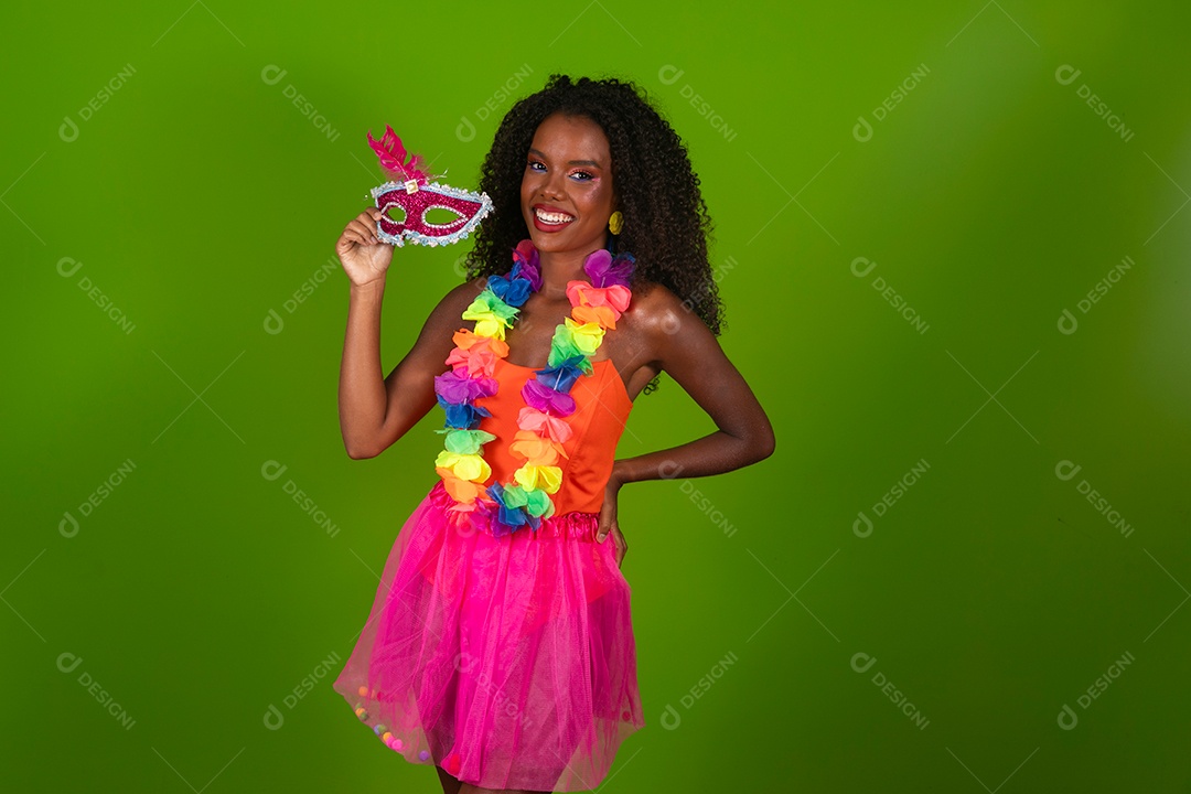 Linda morena fantasiada sorridente sobre fundo verde isolado