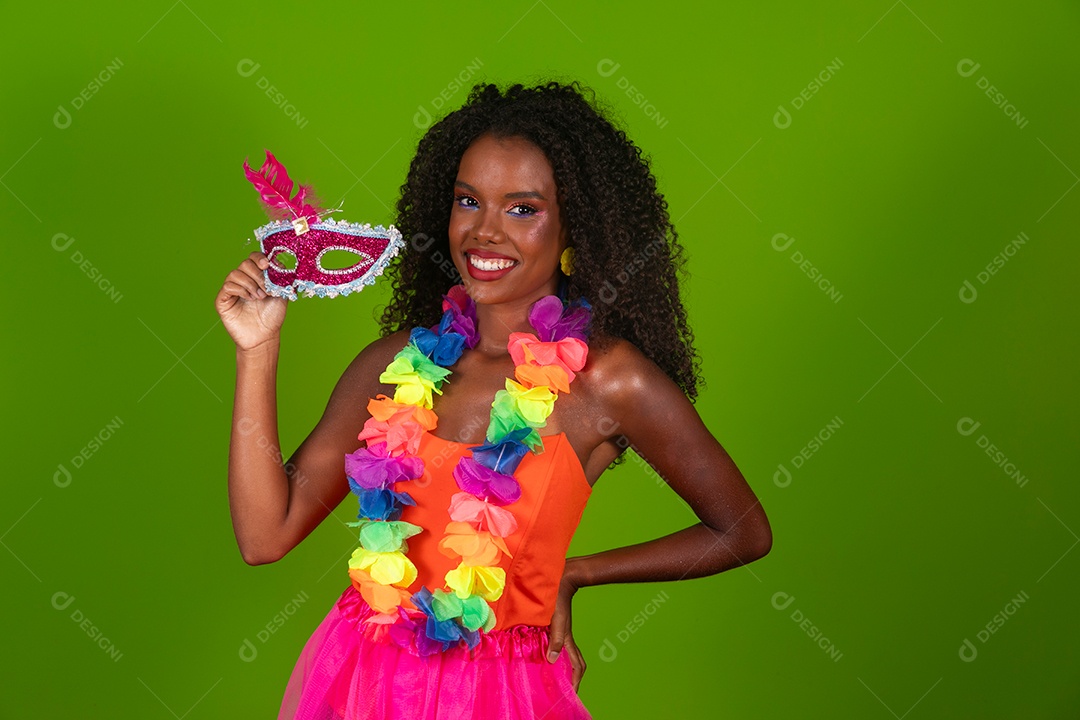 Linda morena fantasiada sorridente sobre fundo verde isolado