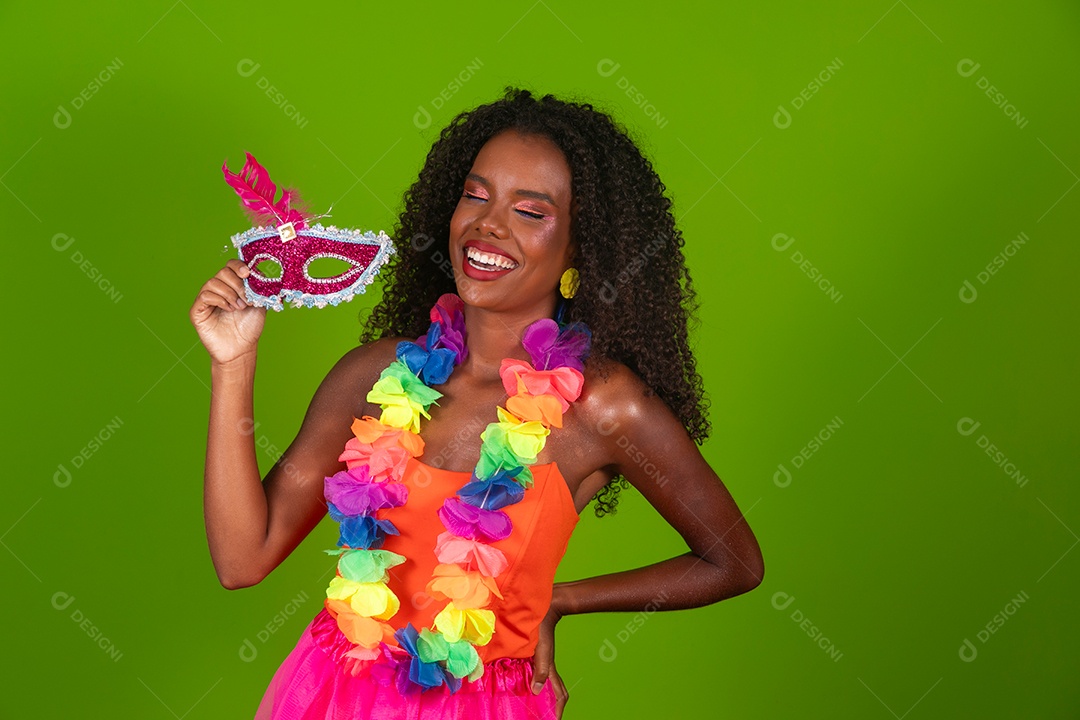 Linda morena fantasiada sorridente sobre fundo verde isolado