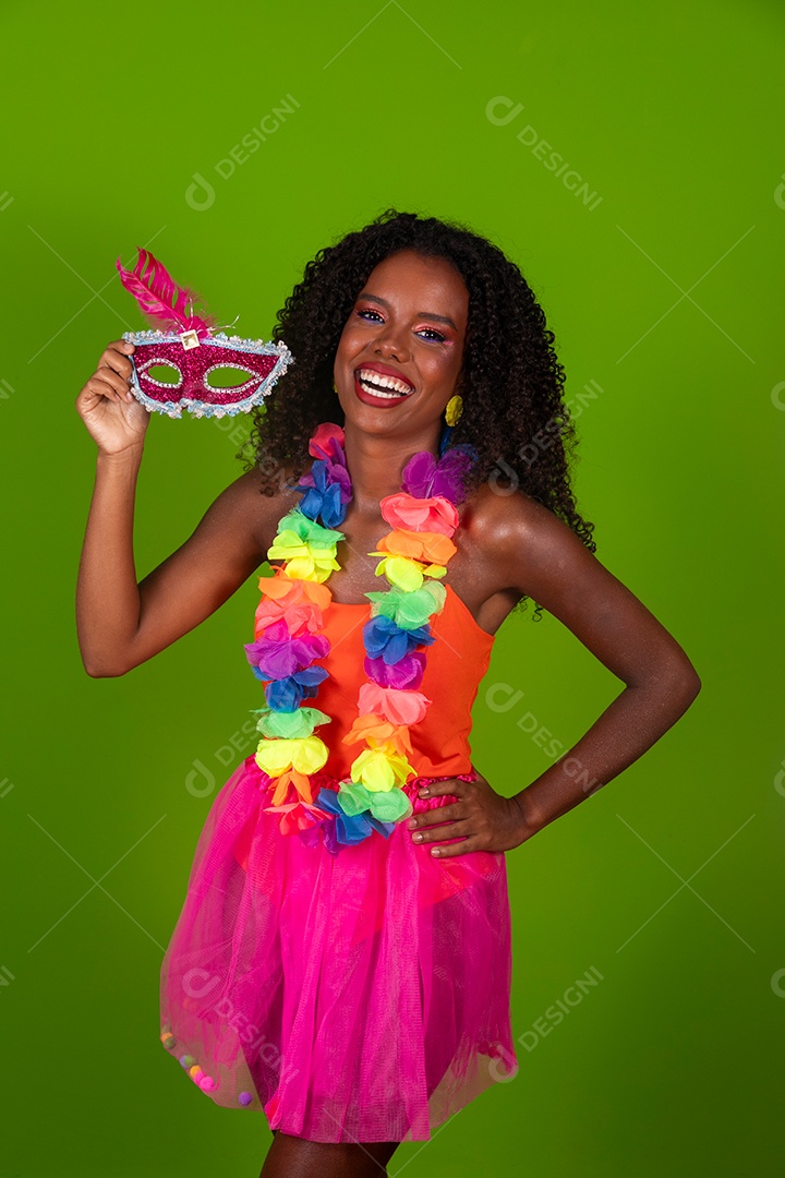 Linda morena fantasiada sorridente sobre fundo verde isolado