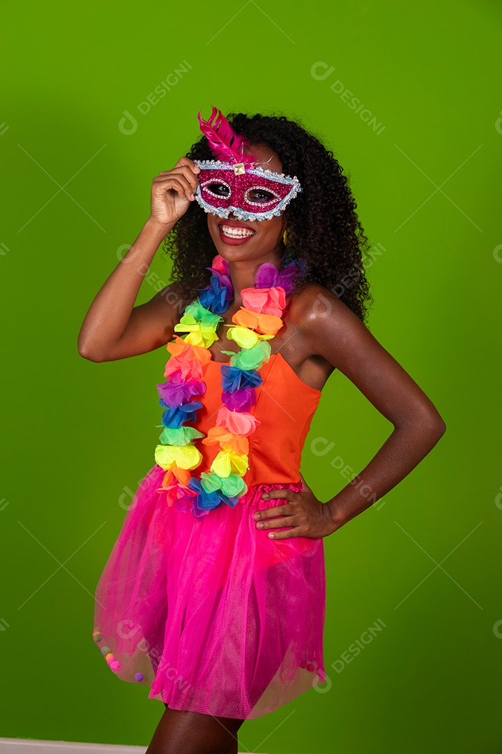 Linda morena fantasiada sorridente sobre fundo verde isolado