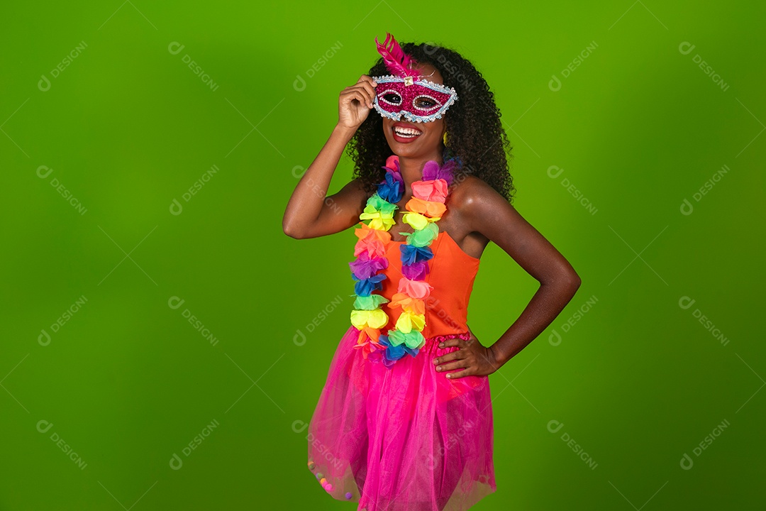 Linda morena fantasiada sorridente sobre fundo verde isolado