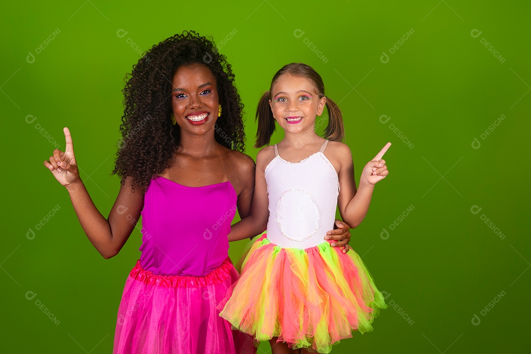 Lindas morena ao lado de sua filha loira fantasiada  sobre fundo verde isolado