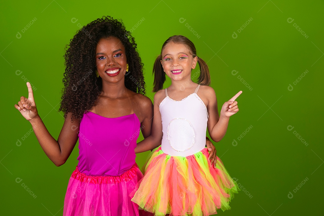 Lindas morena ao lado de sua filha sorridentes e fantasiadas sobre fundo verde isolado