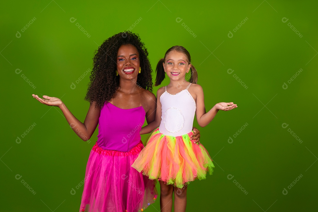 Lindas morena ao lado de sua filha loira fantasiada  sobre fundo verde isolado