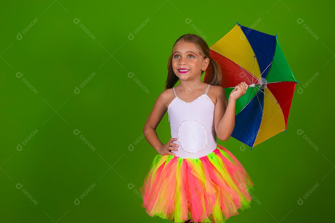 Linda garotinha loira fantasiada para carnaval segurando guarda-chuva sobre fundo verde isolado