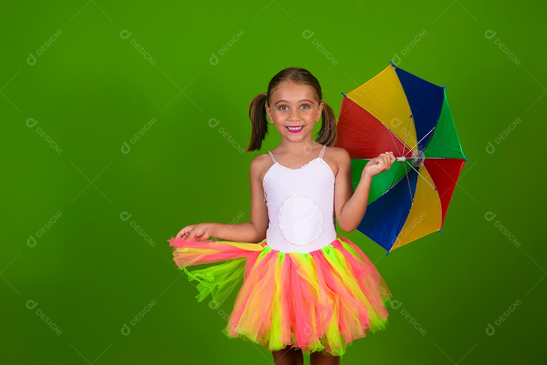 Linda garotinha loira fantasiada para carnaval segurando guarda-chuva sobre fundo verde isolado
