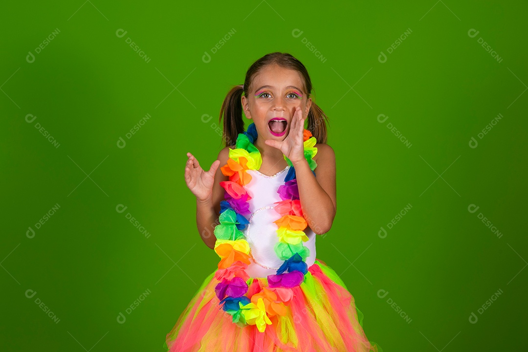 Linda garotinha loira fantasiada para carnaval sobre fundo verde isolado