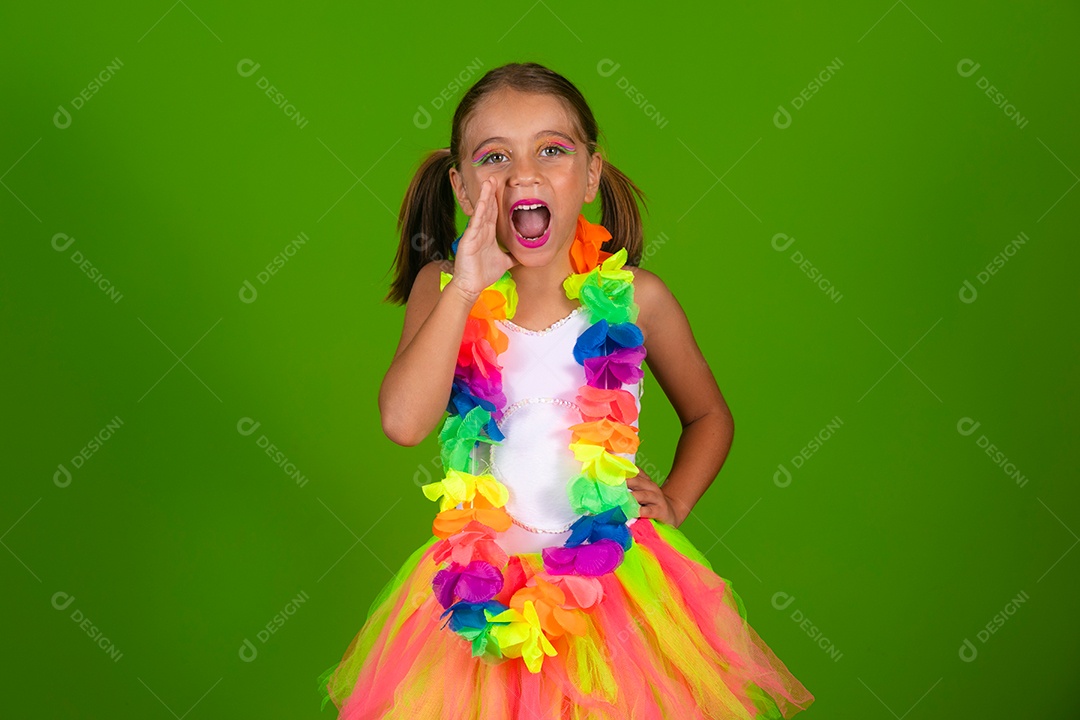 Linda garotinha loira fantasiada para carnaval sobre fundo verde isolado