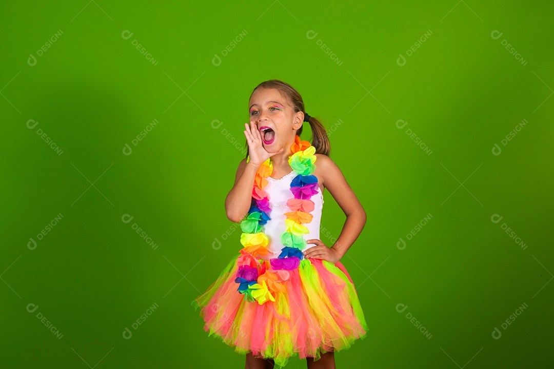 Linda garotinha loira fantasiada para carnaval sobre fundo verde isolado