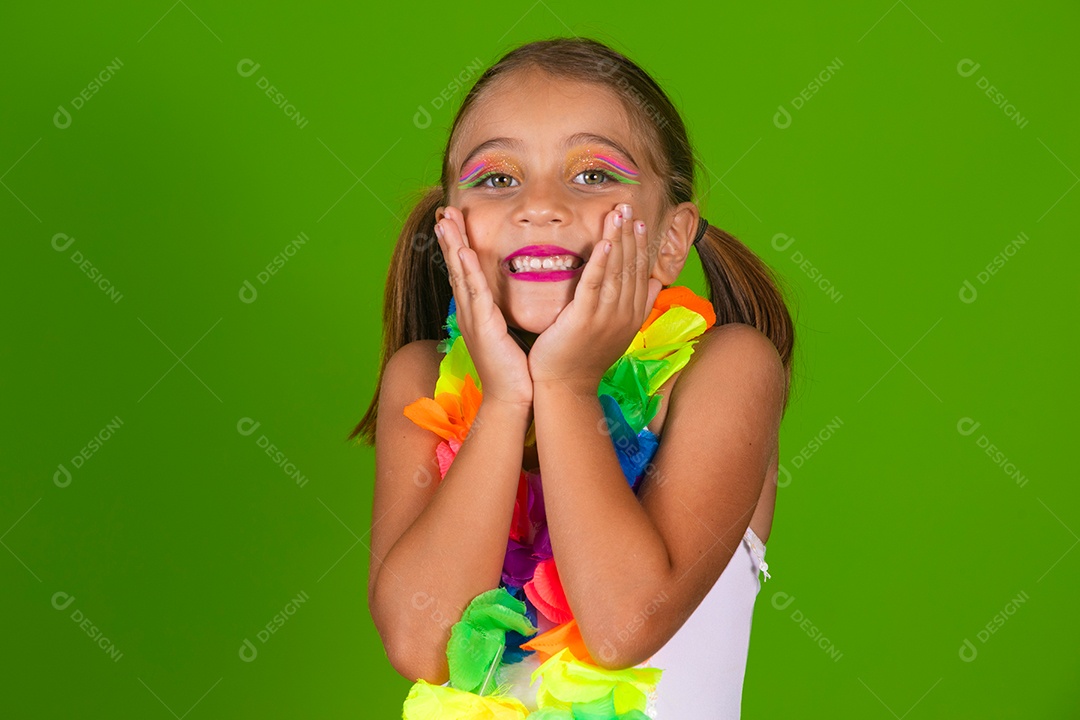 Linda garotinha loira fantasiada para carnaval sobre fundo verde isolado