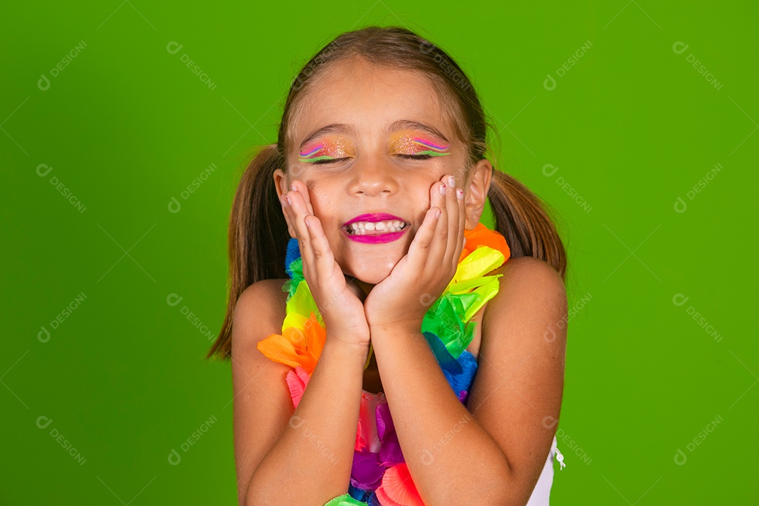 Linda garotinha loira fantasiada para carnaval sobre fundo verde isolado