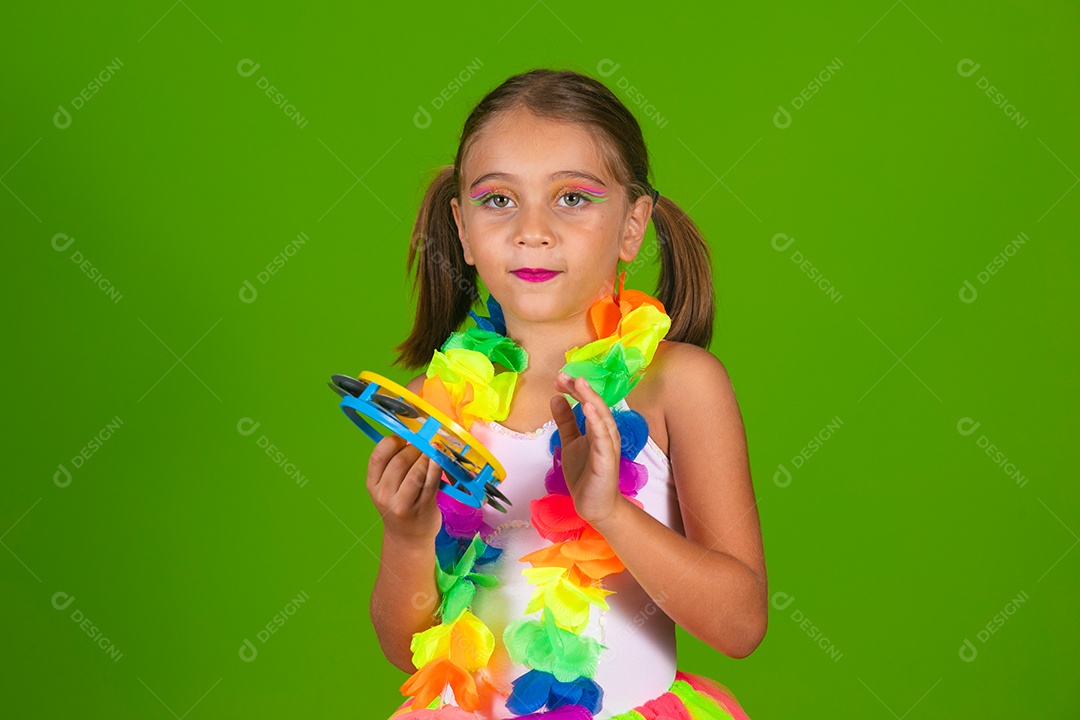 Linda garotinha loira fantasiada para carnaval segurando pandeiro sobre fundo verde isolado