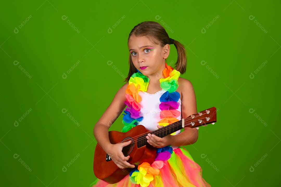 Linda garotinha loira fantasiada para carnaval segurando cavaquinho sobre fundo verde isolado