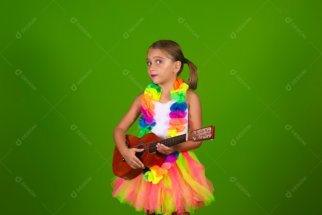 Linda garotinha loira fantasiada para carnaval segurando cavaquinho sobre fundo verde isolado