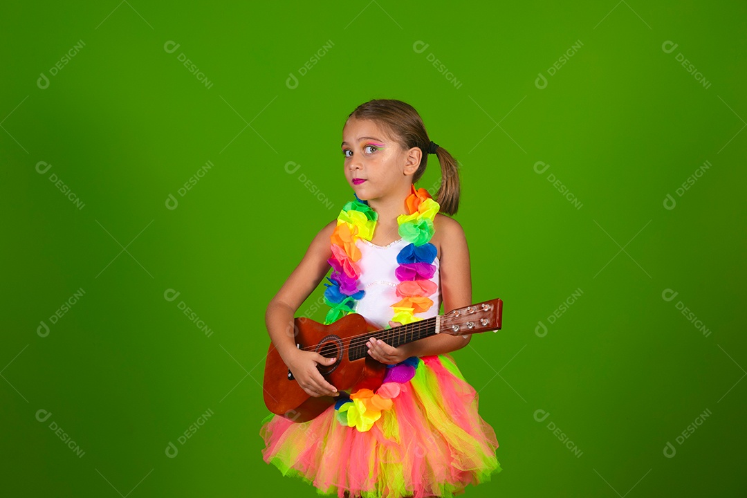 Linda garotinha loira fantasiada para carnaval segurando cavaquinho sobre fundo verde isolado