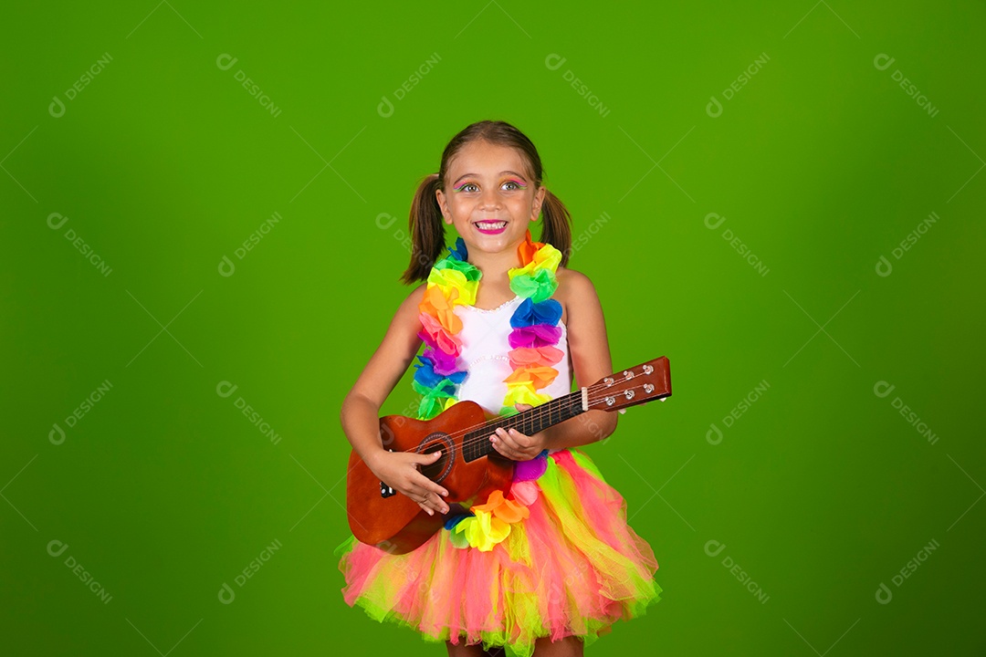 Linda garotinha loira fantasiada para carnaval segurando cavaquinho sobre fundo verde isolado