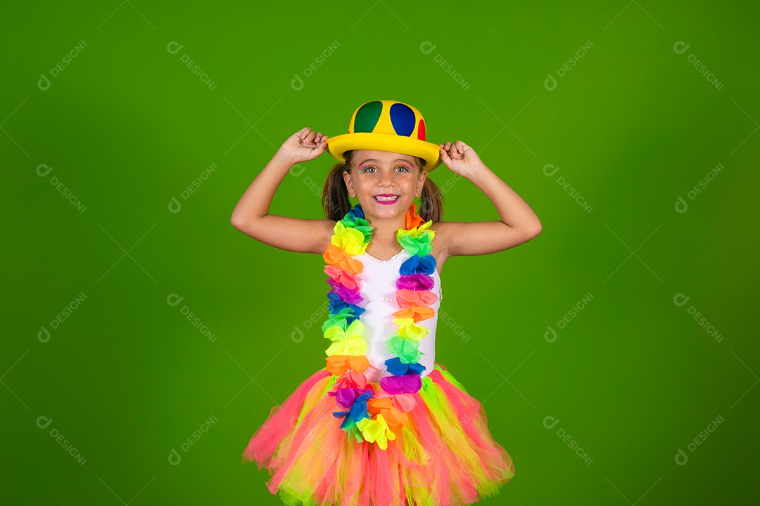 Linda garotinha loira fantasiada para carnaval sobre fundo verde isolado