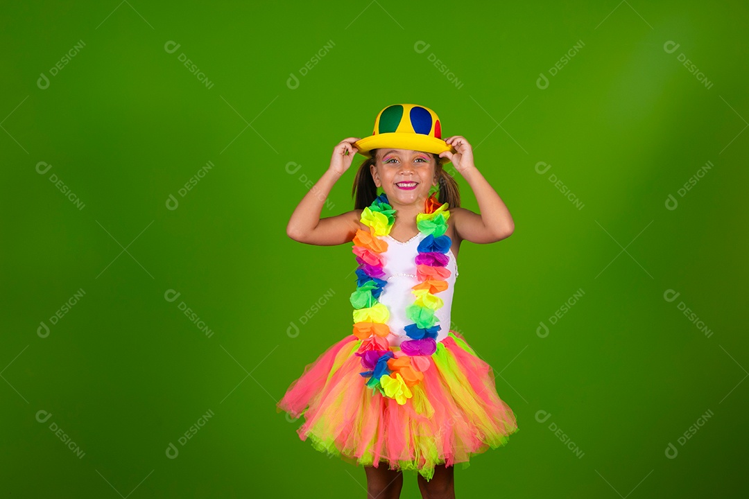 Linda garotinha loira fantasiada para carnaval sobre fundo verde isolado