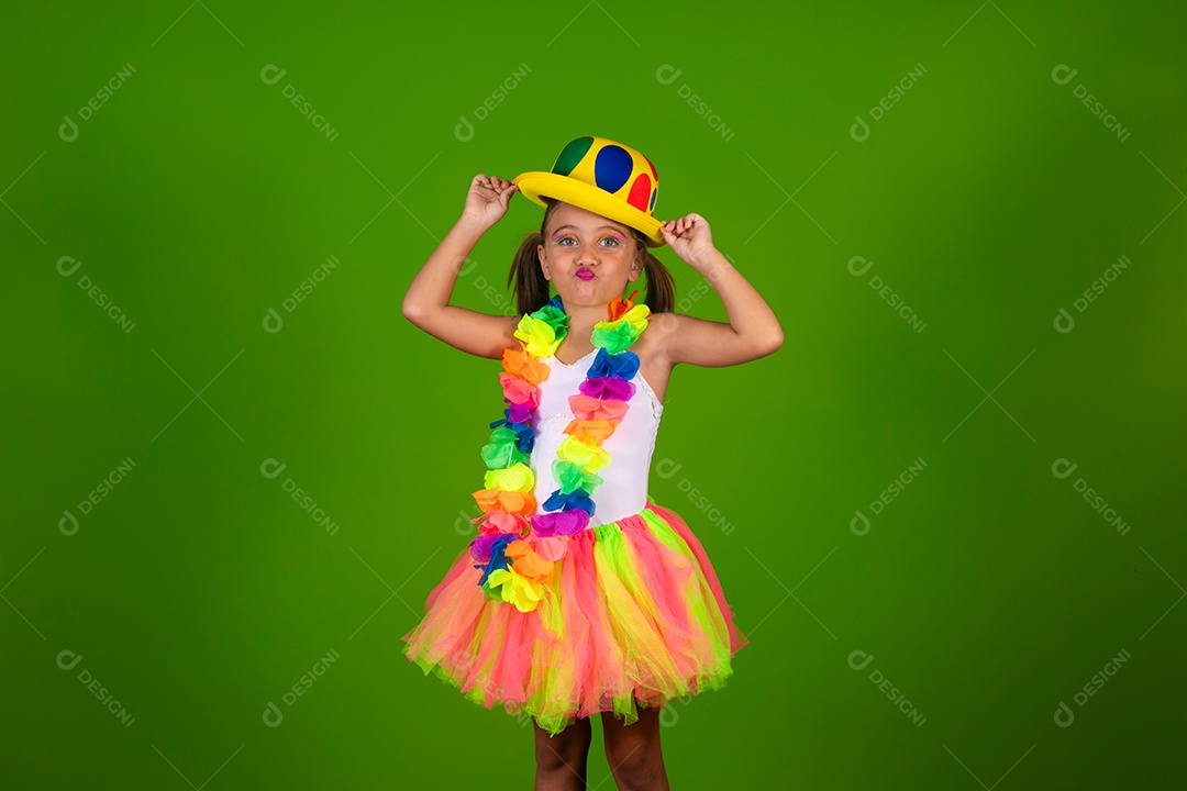 Linda garotinha loira fantasiada para carnaval sobre fundo verde isolado