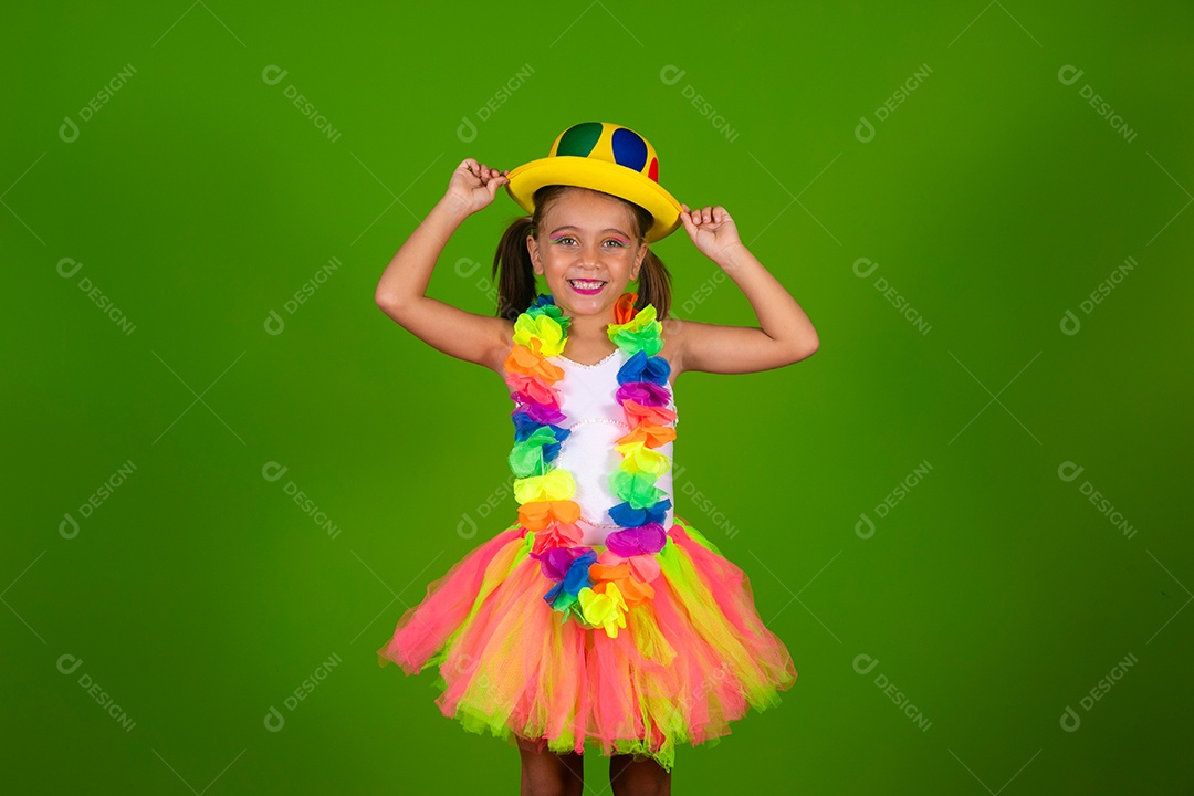 Linda garotinha loira fantasiada para carnaval sobre fundo verde isolado
