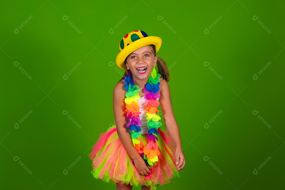 Linda garotinha loira fantasiada para carnaval sobre fundo verde isolado
