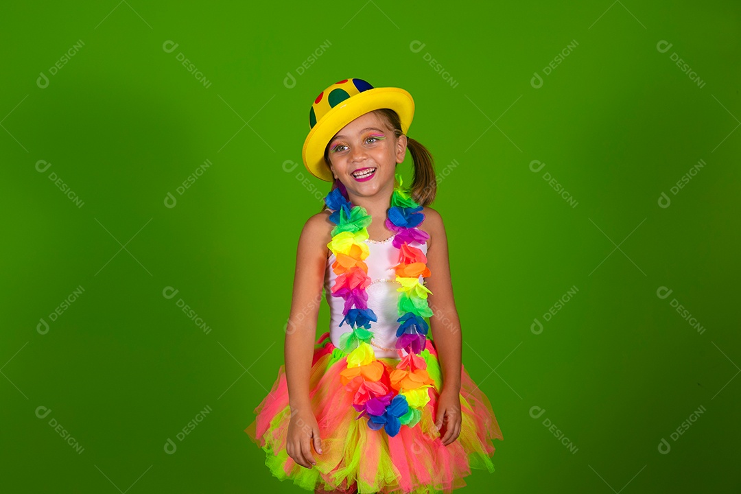 Linda garotinha loira fantasiada para carnaval sobre fundo verde isolado